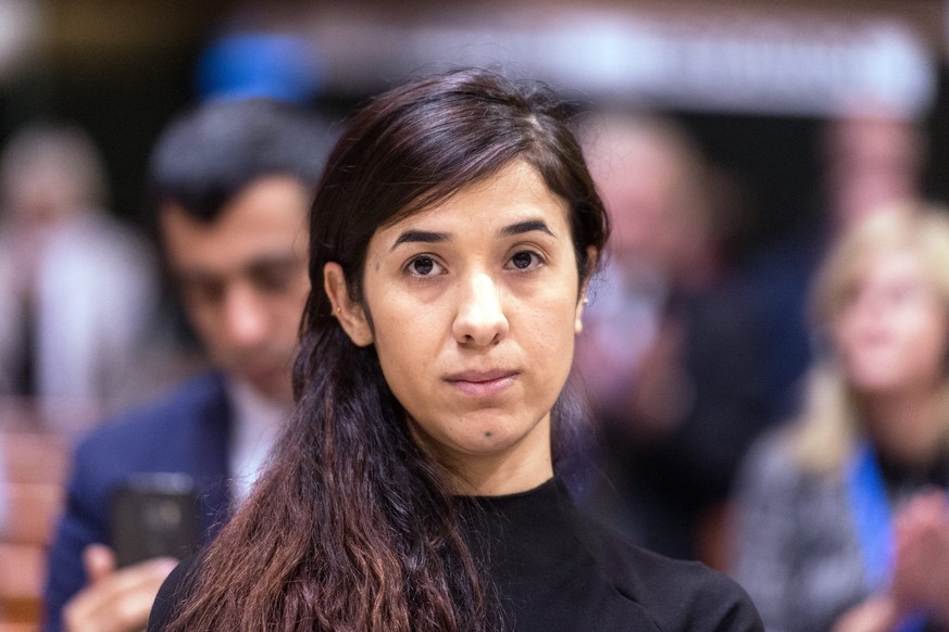 ARICHIV - ZUM GEWINNER DES FRIEDENSNOBELPREISES STELLEN WIR IHNEN FOLGENDES BILDMATERIAL ZUR VERFUEGUNG - epa05579487 The former IS prisoner Nadia Murad reacts after winning the Vaclav Havel Human Rig ...