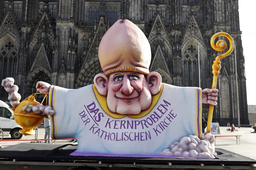 Die Plastik Der Eichelbischof des K�nstlers Jacques Tilly steht mit der Aufschrift Das Kernproblem der Katholischen Kirche vor dem K�lner Dom. Zuvor war die Skulptur im D�sseldorfer Rosenmontagszug al ...