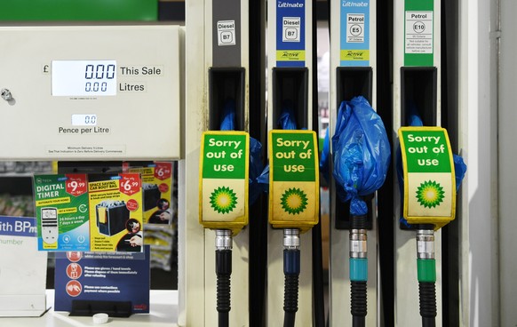 epa09492661 A closed down petrol station is pictured in central London, Britain 28 September 2021. Drivers&#039; &#039;panic-buying&#039; last weekend has forced many stations to close due to a shorta ...