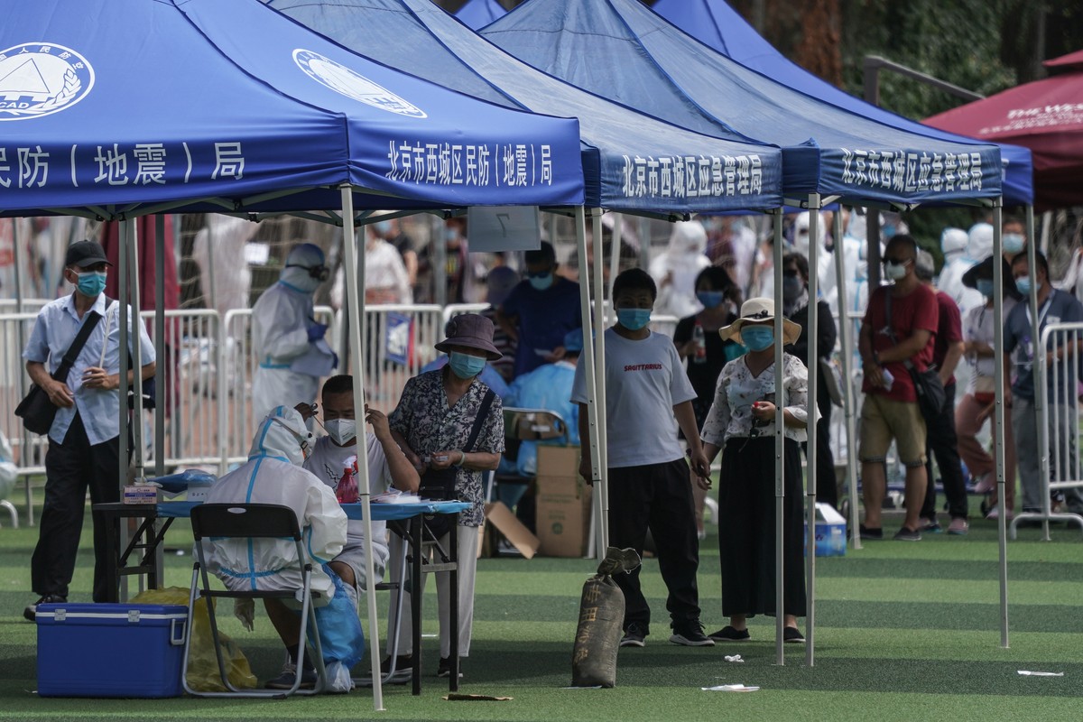 epa08485946 Local residents, who visited or live near Xinfadi Market, queue for a COVID-19 test at Guang'an Sport Center in Beijing, China, 15 June 2020. Beijing conducted COVID-19 tests on more  ...