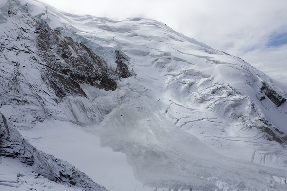 The glacial ice avalanche of the Trift Glacier in the skiing area Hohsaas above the village Saas-Grund this morning in Saas-Grund, Valais, Switzerland, Sunday, September 10, 2017. Two third of the fas ...