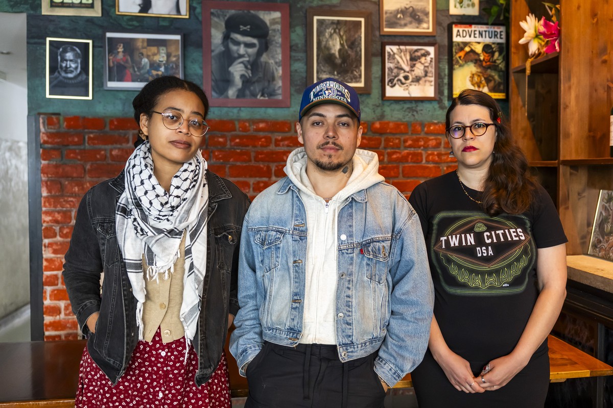 Des delegues de la ville americaine du Minneapolis Sagirah Shahid, gauche, Rafael Gonzalez, centre, et Janette Corcelius, droite, posent pour le photographe avant d'expliquer leur demande aux inv ...