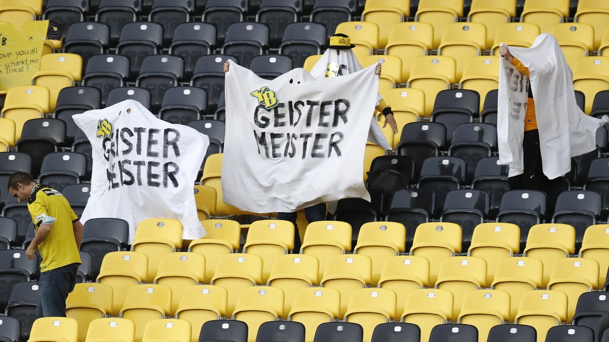 Als Geist verkleidetete Fans tragen einen Umhang mit der Aufschrift "Geistermeister", vor dem Super League Spiel zwischen dem BSC Young Boys Bern und dem FC St. Gallen, am Montag, 3. August  ...