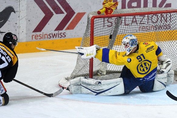 Lugano’s player Dario Bürgler, left, make the 1 - 1 goal, during the preliminary round game of National League A (NLA) Swiss Championship 2016/17 between HC Lugano and HC Davos, at the ice stadium Res ...