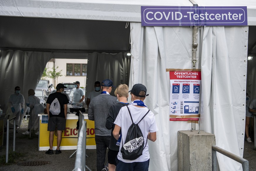 Ein Covid-Testcenter steht vor dem Fussballstadion fuer die Fussbalfans bereit vor dem Super League Meisterschaftsspiel zwischen dem FC Luzern und dem BSC Young Boys vom Samstag, 24. Juli 2021 in Luze ...