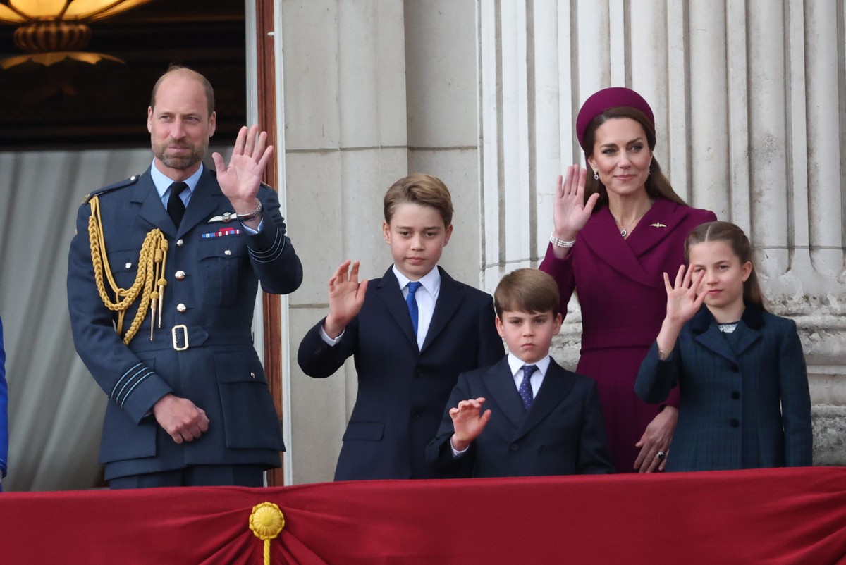 epa12075138 (L-R) William, Prince of Wales, Prince George, Prince Louis, Catherine the Princess of Wales and Princess Charlotte wave from the balcony of Buckingham Palace following the military proces ...