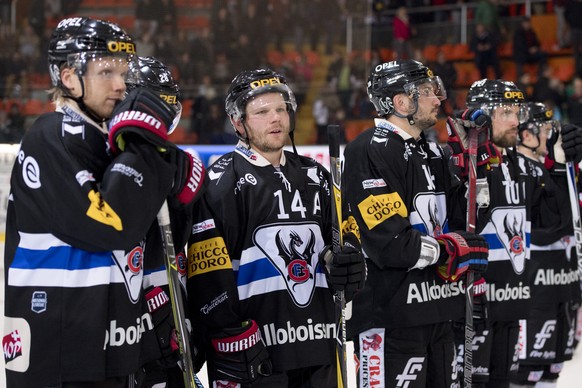 Fribourgs Ralph Stalder, Mitte, reagiert nach der Niederlage mit seinem Mitspieler, beim Eishockey Meisterschaftsspiel der National League A zwischen den HC Fribourg Gotteron und dem ZSC Lions, am Die ...