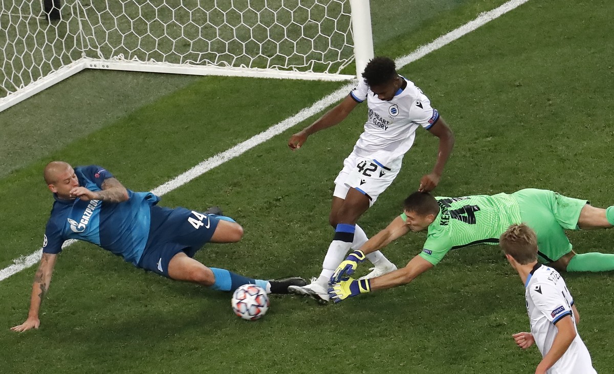 epa08759989 Emmanuel Bonaventure (C) of Club Brugge scores a goal during the UEFA Champions League group F soccer match between FC Zenit St.Petersburg and Club Brugge in St. Petersburg, Russia, 20 Oct ...