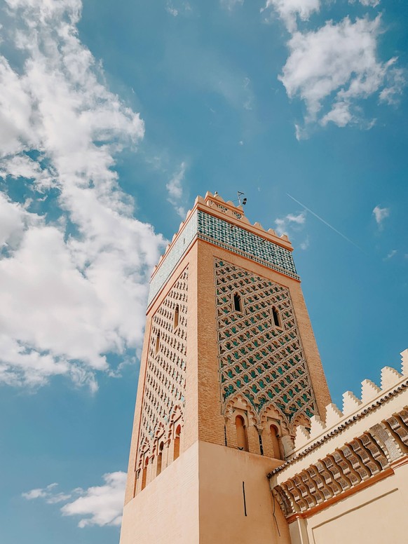 Der hohe Turm der Moschee.