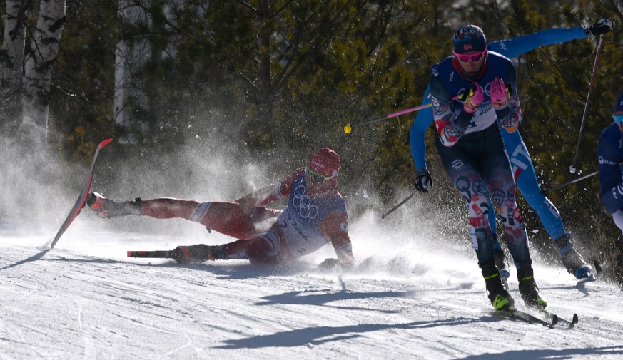 epa09732005 Alexander Bolshunov (L) of Russia crashes during the Men&#039;s 15km+15km Skiathlon event at the Zhangjiakou National Cross-Country Skiing Centre at the Beijing 2022 Olympic Games, Zhangji ...