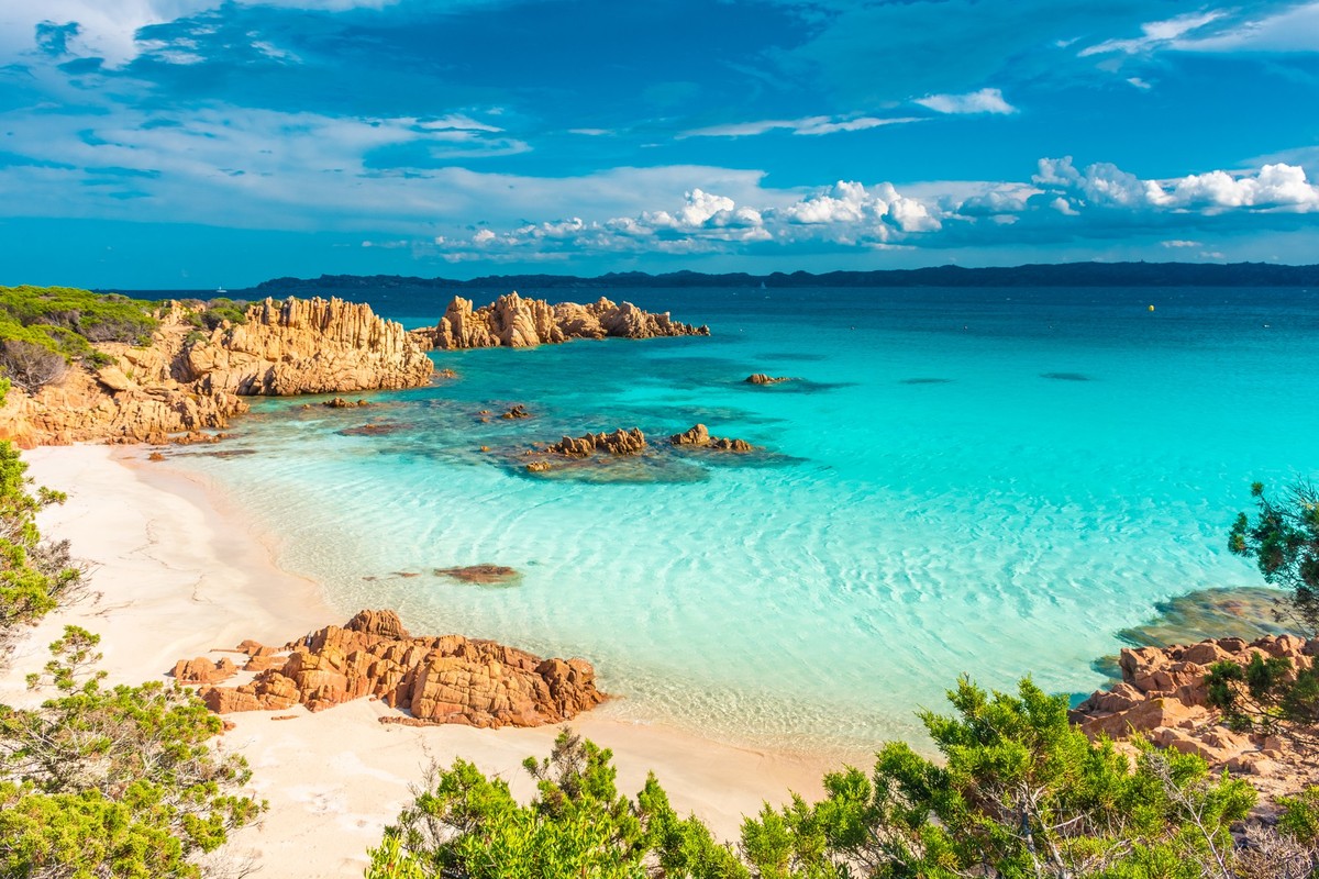 Jouir d'une telle vue à l'année est possible, mais pas sans conditions. Image: le sable rose de l'île de Budelli, Archipel de la Maddalena, Sardaigne,