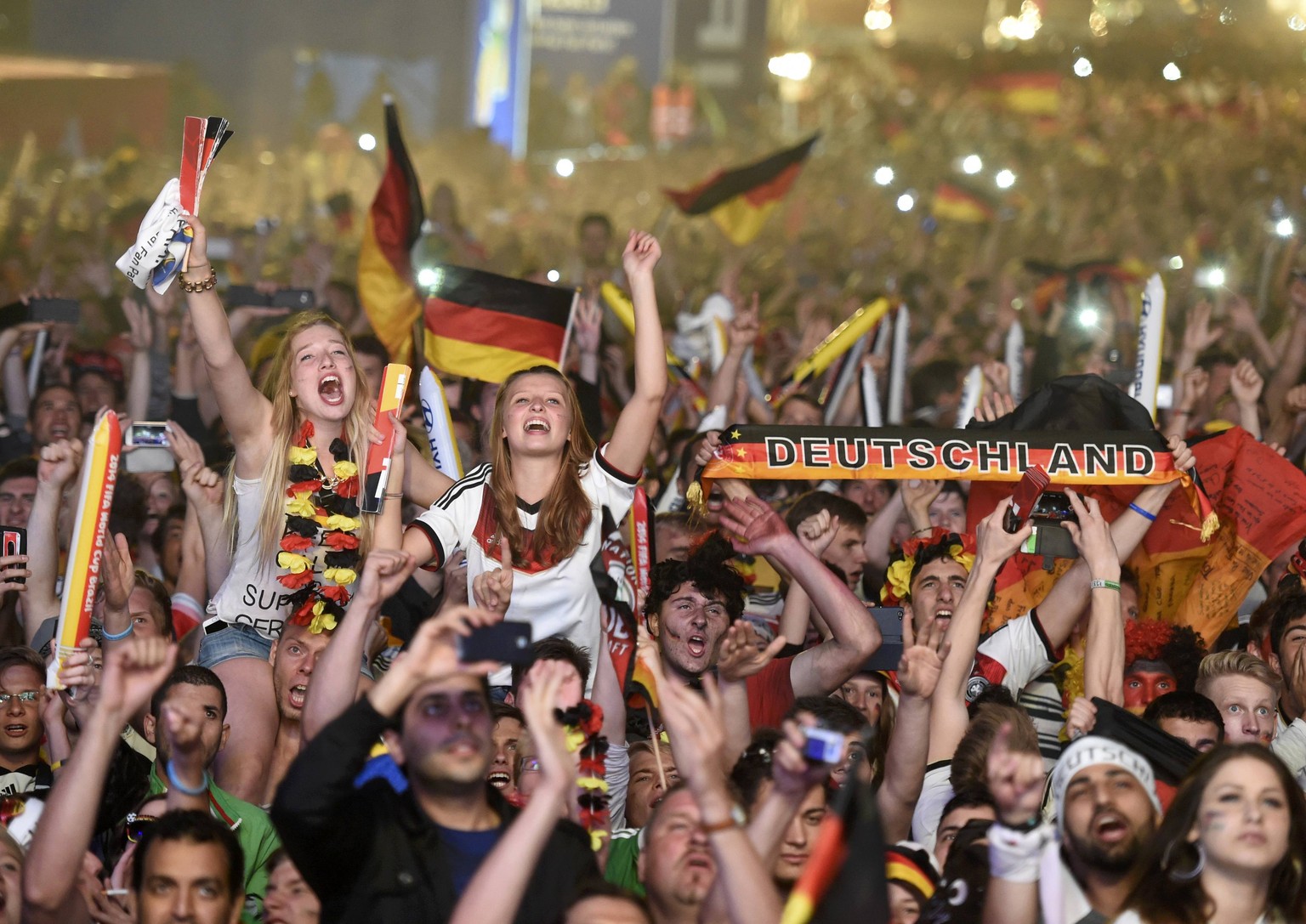 Geschafft! Deutschland ist Weltmeister! Zehntausende jubeln auf der 1,2 Kilometer langen Fanmeile am Brandenburger Tor in Berlin.