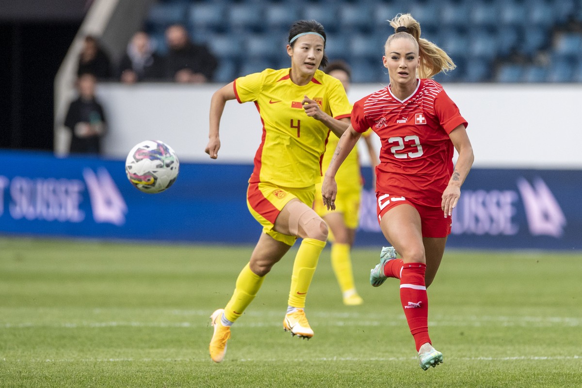Switzerlands Alisha Lehmann, right, play against Wang Linlin, left, from China during an women's international friendly soccer match between Switzerland and China at the Swissporarena in Luzern,  ...