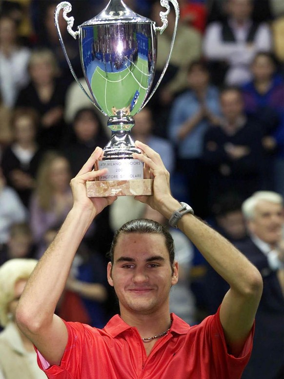 I26 - 20010204 - MILAN, ITALY : Swiss Roger Federer raises the trophy after winning the ATP tennis tournament in Milan 04 February 2001. Federer won against Frenchman Julien Boutter with 6-4, 7-6, 6-4 ...