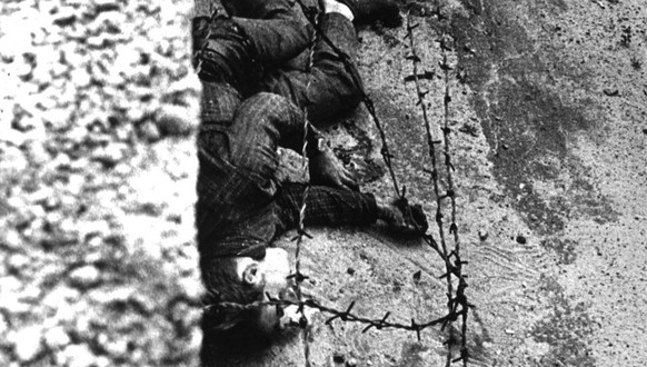 Am 17. August 1962 erschossen DDR-Grenztruppen Peter Fechter beim Versuch, über die Berliner Mauer in den Westen zu fliehen. Er verblutete im Stacheldraht liegend.