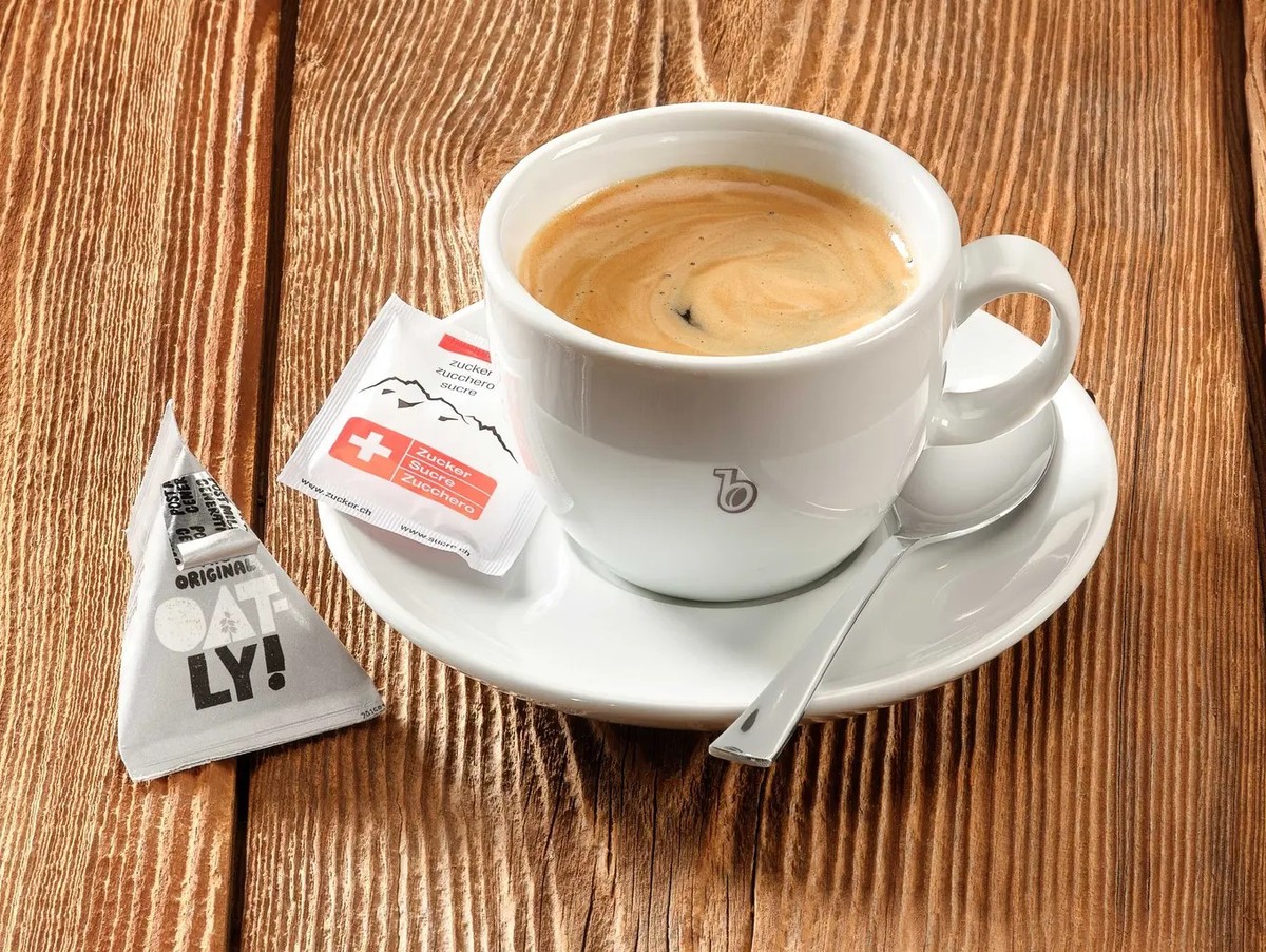 Hafermilch im Pyramiden-Verpackungsdesign: Oatly gibt es nun an Bord der SBB-Zugrestaurants.