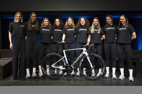 Das Team von NEXETIS stellt sich für ein Gruppenfoto auf mit den Mitgliedern Anna Wiese, Teammanagerin, Larissa Tschenett, Noelle Ruetschi, Jasmin Liechti, Noelle Ingold, Nika Bobnar, Gina Caluori, Le ...