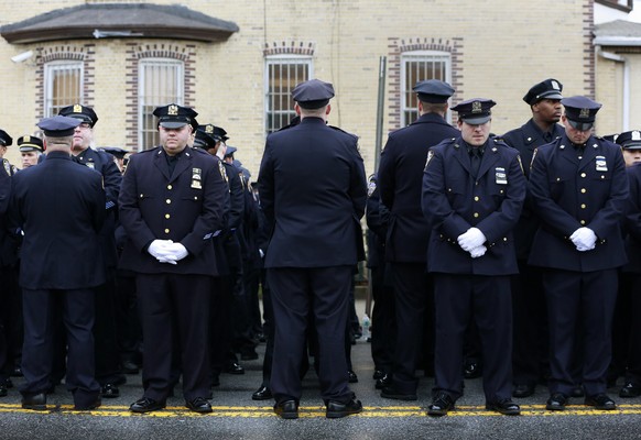 Einige Polizisten drehten Bürgermeister de Blasio demonstrativ den Rücken zu.