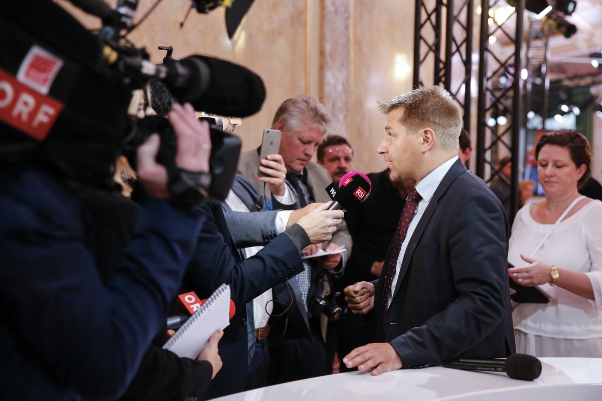 Toni Brunner, Parteipraesident SVP, rechts, gibt Interviews nach einer Sendung im Wahlstudio des Schweizer Fernsehens in der Wandelhalle des Bundeshauses, am Tag der eidgenoessischen Wahlen, am Sonnta ...