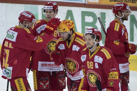 Langnaus Adrian Gerber, Yannick-Lennart Albrecht, Chris DiDomenico und Sven Lindemann, von links, freuen sich ueber den Sieg, beim Eishockey-Qualifikationsspiel der National League A zwischen den SCL  ...