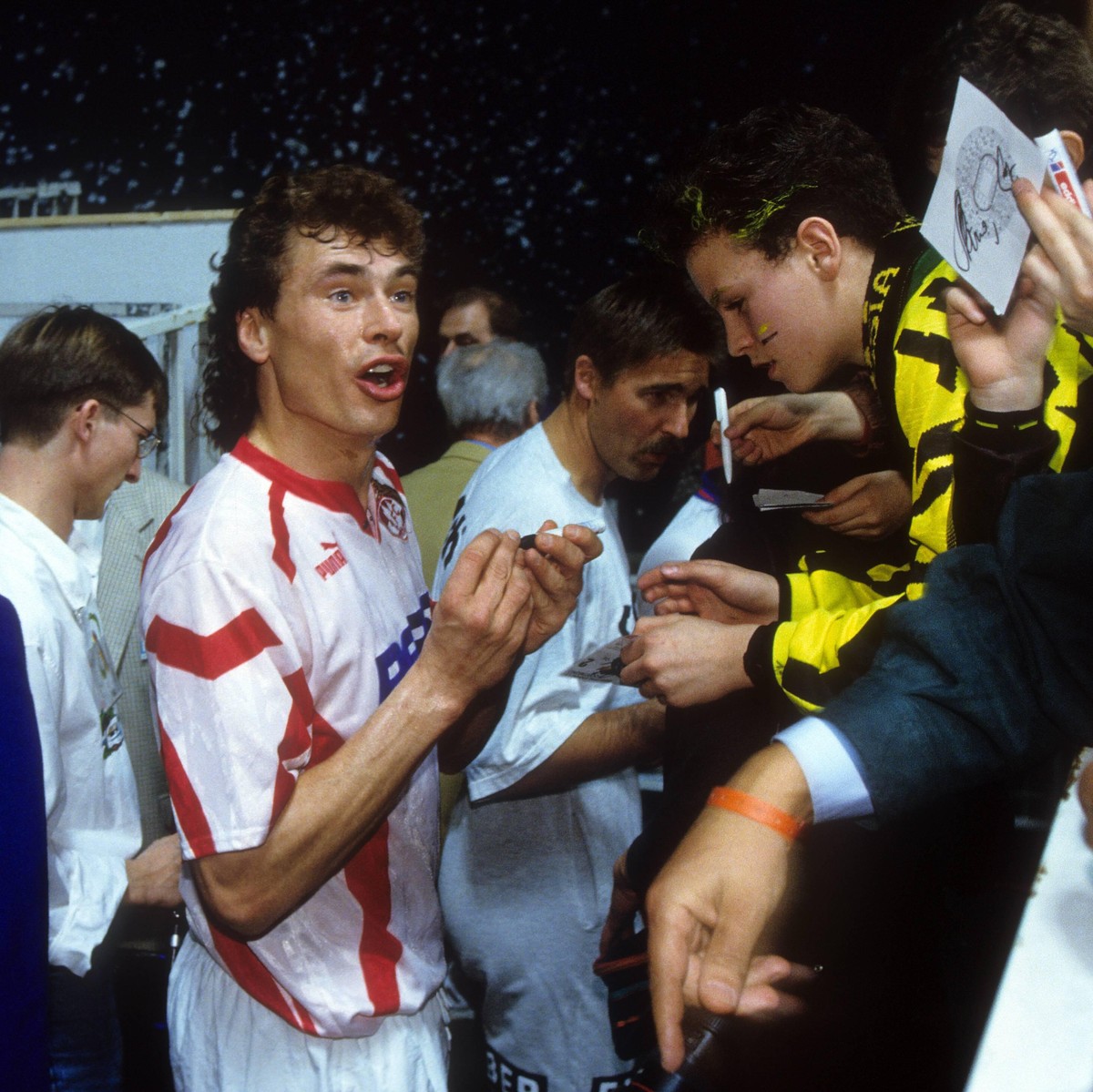 Bildnummer: 08581222 Datum: 06.01.1994 Copyright: imago/Claus Bergmann
Toni Polster (1. FC Köln) erfüllt Autogrammwünsche; CB08 Fussball 1. BL GER Vdia xmk 1993 1994 Hallen Masters quer Halle Indoor D ...