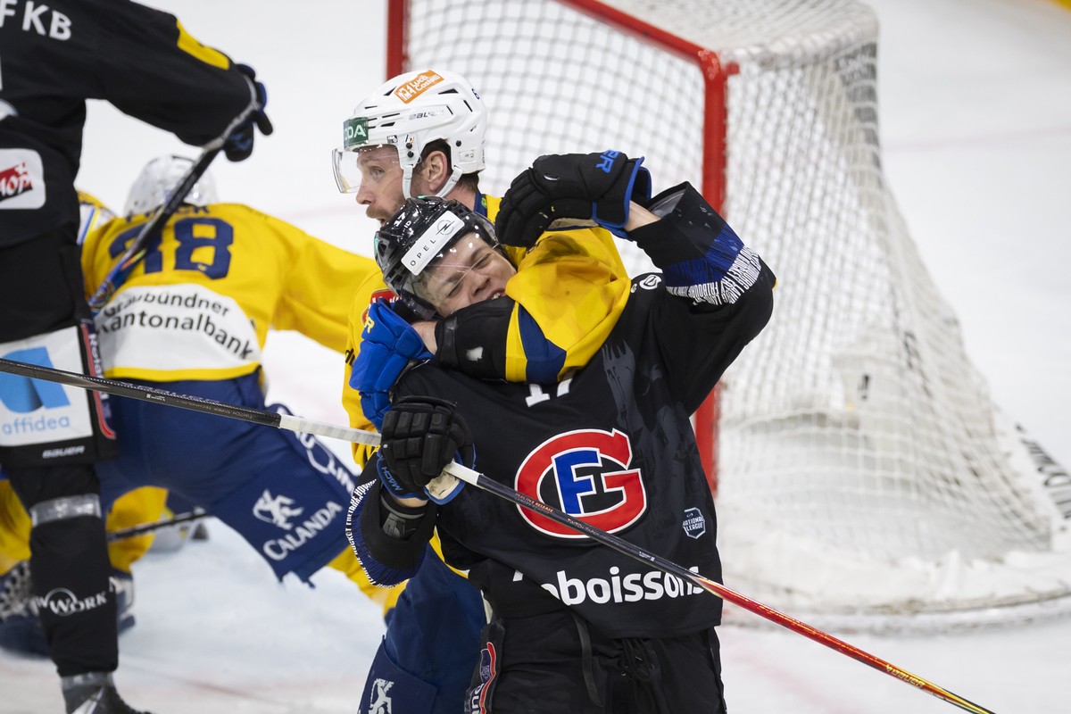 Klas Dahlbeck (HCD) nimmt Attilio Biasca (HCFG) in den Schwitzkasten im zweiten Eishockey Playoff Finalspiel der National League zwischen HC Fribourg-Gotteron (HCFG) und HC Davos (HCD), am Montag, 20. ...