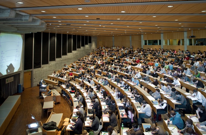 Doktor-Arbeit gegen Geld: HSG zeigt Ghostwriting-Anbieter an