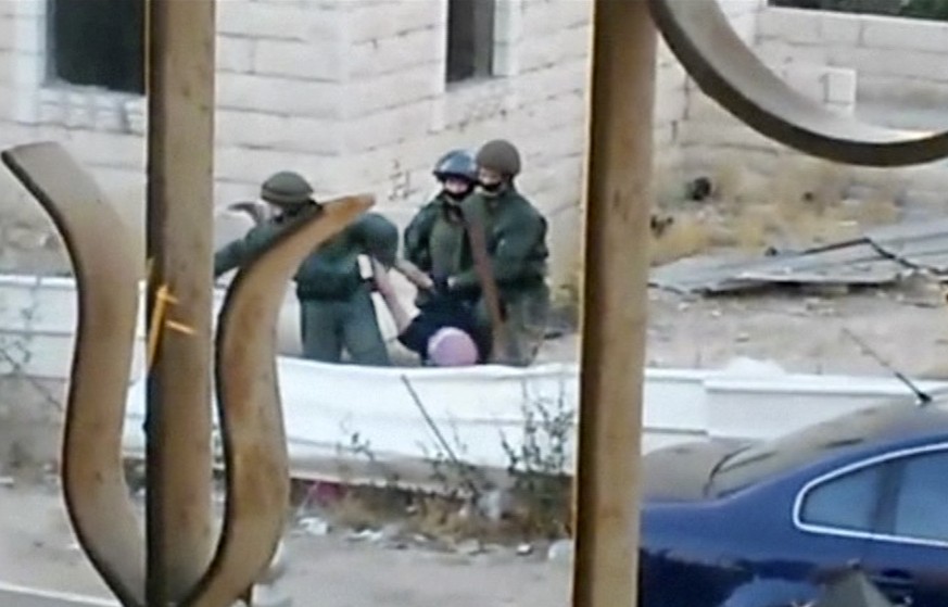 Abu Chedair wird von den drei israelischen Soldaten entführt und verprügelt.