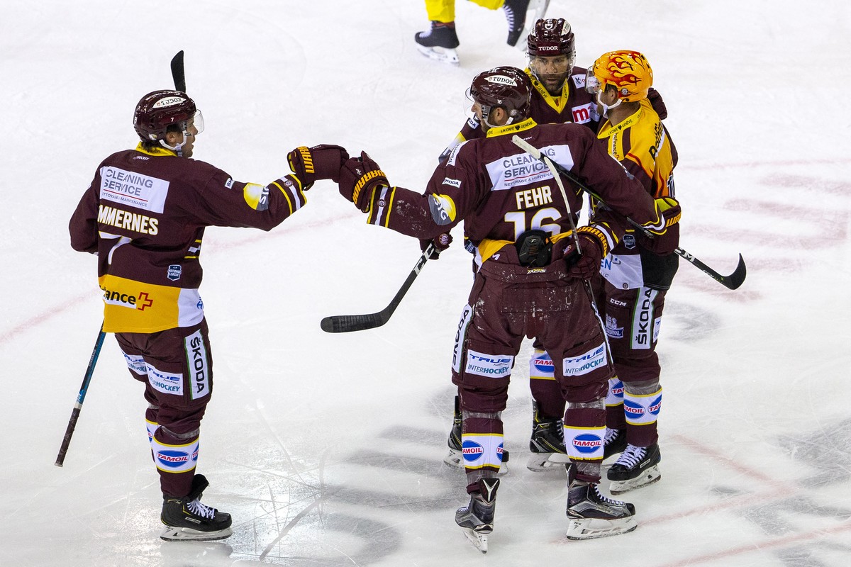 Geneve-Servette's center Eric Fehr, of Canada, 2nd left, celebrates his goal with teammates defender Henrik Toemmernes, of Sweden, left, forward Daniel Winnik, of Canada, 2nd right, and forward L ...