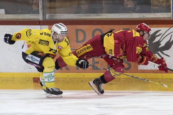 Tigers Nils Berger, rechts, kaempft um den Puck, gegen Berns David Jobin, links, waehrend dem Eishockey National League A Spiel, zwischen den SCL Tigers und dem SC Bern, am Samstag, 18. Februar 2017,  ...