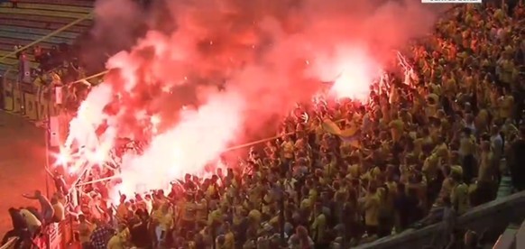 Feuerwerk im Fansektor von Bröndby.