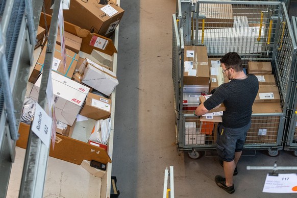 According to one study, 28 percent of all online retail packages are returned.  Parcels Switzerland Post Päckli