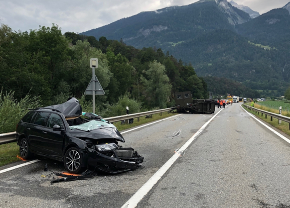 Ein 36-Jähriger Autolenker wurde eingeklemmt.