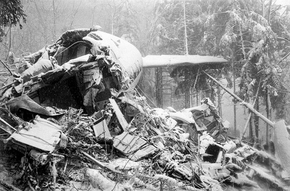 The fresh snow makes the recovery operations at the plane wreck in Hochwald difficult, pictured on April 10, 1973. On this day, the worst plane crash in Swiss history occurred: 108 people died as an E ...