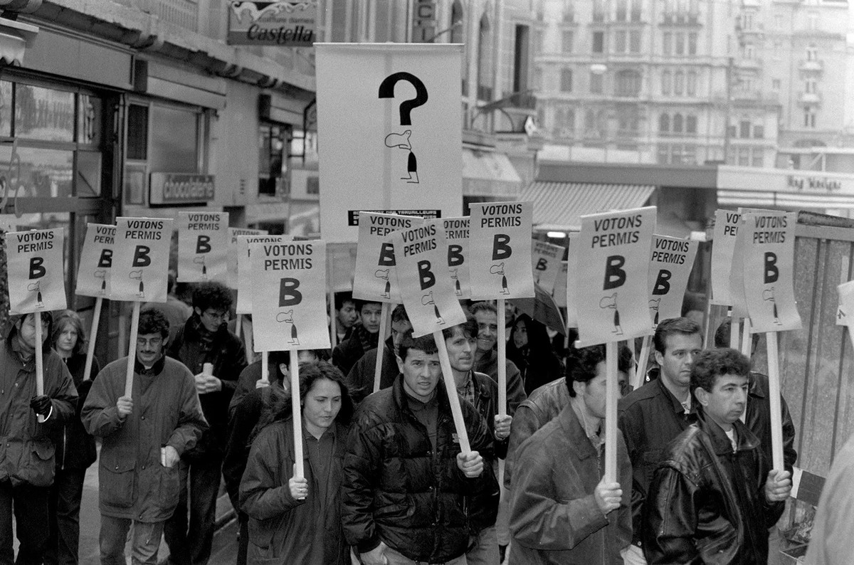 Arbeiterinnen und Arbeiter aus Ex-Jugoslawien demonstrieren im März 1998 in Lausanne für eine Aufenthaltsbewilligung.
https://permalink.nationalmuseum.ch/100643171