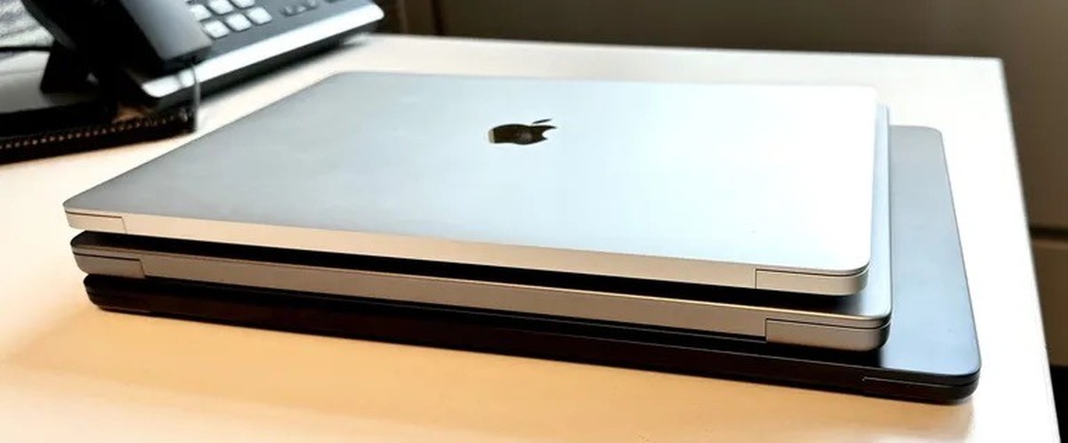 Grössenvergleich: MacBook Air 13" (M1, altes Gehäuse), MacBook Pro 14" und MacBook Air 15" (von oben). Der Unterschied ist beachtlich.