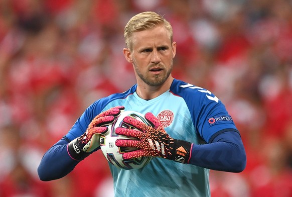 epa09291695 Denmark&#039;s goalkeeper Kasper Schmeichel prepares for the UEFA EURO 2020 group B preliminary round soccer match between Russia and Denmark in Copenhagen, Denmark, 21 June 2021. EPA/Stua ...