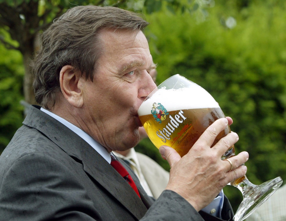 Bundeskanzler Gerhard Schroeder besucht am Mittwoch, 14. Juli 2004, die Kleingarten-Anlage "Bismarckhain" in Gelsenkirchen und trinkt dabei ein Bier. Schon im Herbst finden in Nordrhein-West ...