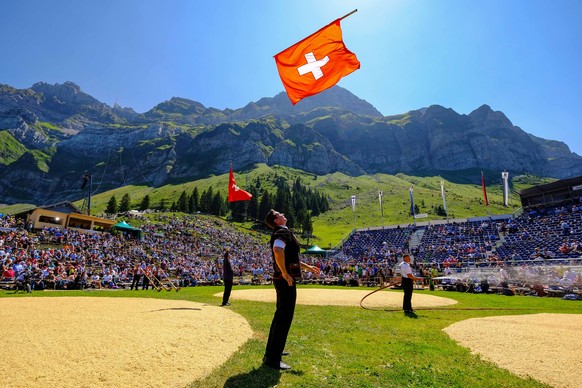 Fahnenschwinger, Alphornblaeser, Treicheltraeger, Jodelchoerli, dies alles gehoert einfach zu einem schoenen Schwingfest wie das auf der Schwaegalp, aufgenommen am Sonntag, 11. August 2019, beim 20. S ...