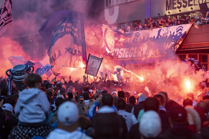 Die Spieler des FC Luzern feiern den Cupsieg mit ihren Fans vom Balkon der Messe Luzern aus, anlaesslich des Schweizer Cup Finals zwischen dem FC Luzern und dem FC St. Gallen, am Montag, 24. Mai 2021. ...