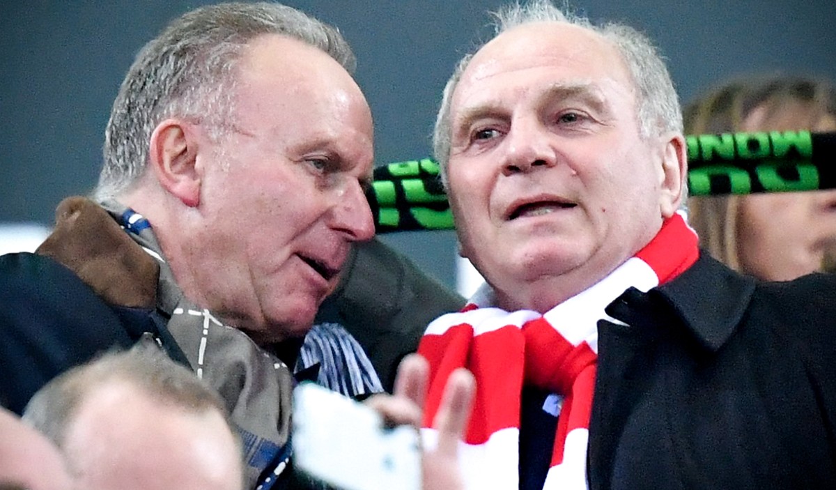 epa07409257 Bayern's chairman of the board Karl-Heinz Rummenigge (L) and Bayern's president Uli Hoeness (R) during the German Bundesliga soccer match between Borussia Moenchengladbach and FC ...