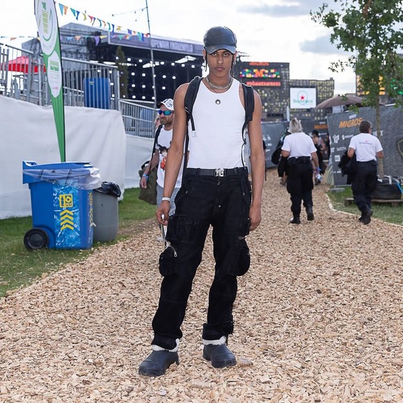 Die Crocs sind zurück. Dieser Festivalbesucher aus Frankreich trägt ein gefüttertes Modell mit Cargohosen.