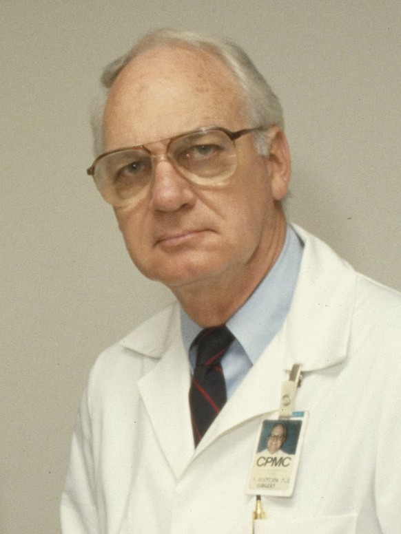 Chirurg Keith Reemtsma, 1984
https://en.wikipedia.org/wiki/Keith_Reemtsma#/media/File:Dr._Keith_Reemtsma,_Columbia_Prebyterian_Hospital,_N.Y_(cropped).jpg
