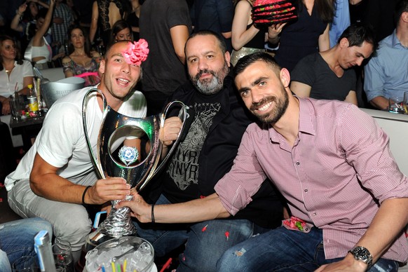 Athen, 23. Mai 2015 - Fussball Griechischer Cupfinal, Olympiakos Piraeus - AO Xanthi, Pajtim Kasami (L) und Ioannis Maniatis (R) (Olympiakos) feiern den Cupsieg - Foto: Lato Klodian/Intime Sports (EQ  ...