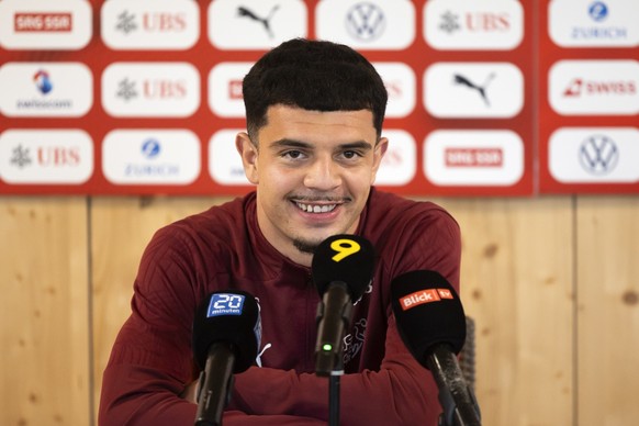 Zeki Amdouni spricht bei einer Pressekonferenz der Schweizer Fussball Nationalmannschaft im Vorbereitungscamp zur Europameisterschaft, am Freitag, 31. Mai 2024, in St. Gallen. (KEYSTONE/Peter Klaunzer ...