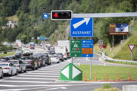 Der Ferienreiseverkehr staut sich vor dem Gotthard-Tunnel in Richtung Sueden bei der Autobahneinfahrt in Wassen im Kanton Uri auf mehreren Kilometern, am Samstag, 8. Juli 2023 in Wassen. (KEYSTONE/Urs ...