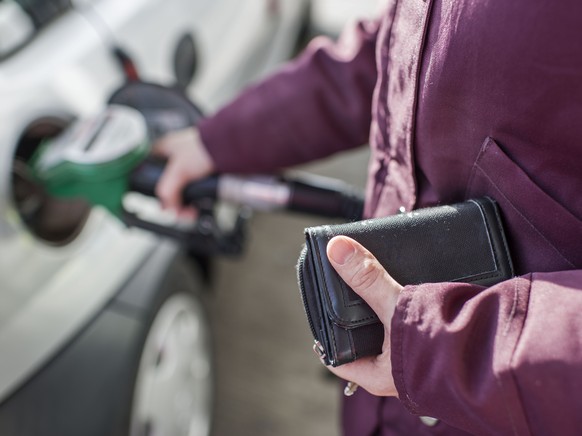 ANLAESSLICH DES VORHABENS DES BUNDESRATES, MEHR GELDER FUER DEN STRASSENFONDS ZU AKQUIRIEREN, STELLEN WIR IHNEN FOLGENDES ARCHIVBILD ZUR VERFUEGUNG - A woman refuels a car at a BP gas station in Kempt ...