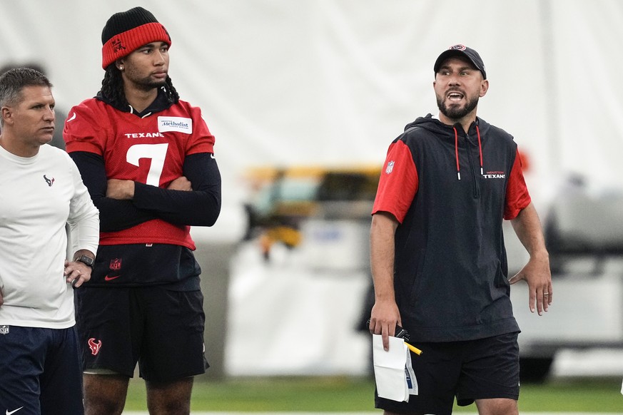 Houston Texans offensive coordinator Nick Caley makes a call as he runs the quarterbacks through drills during the team&#039;s NFL football OTA&#039;s at Houston Methodist Training Center in Houston,  ...