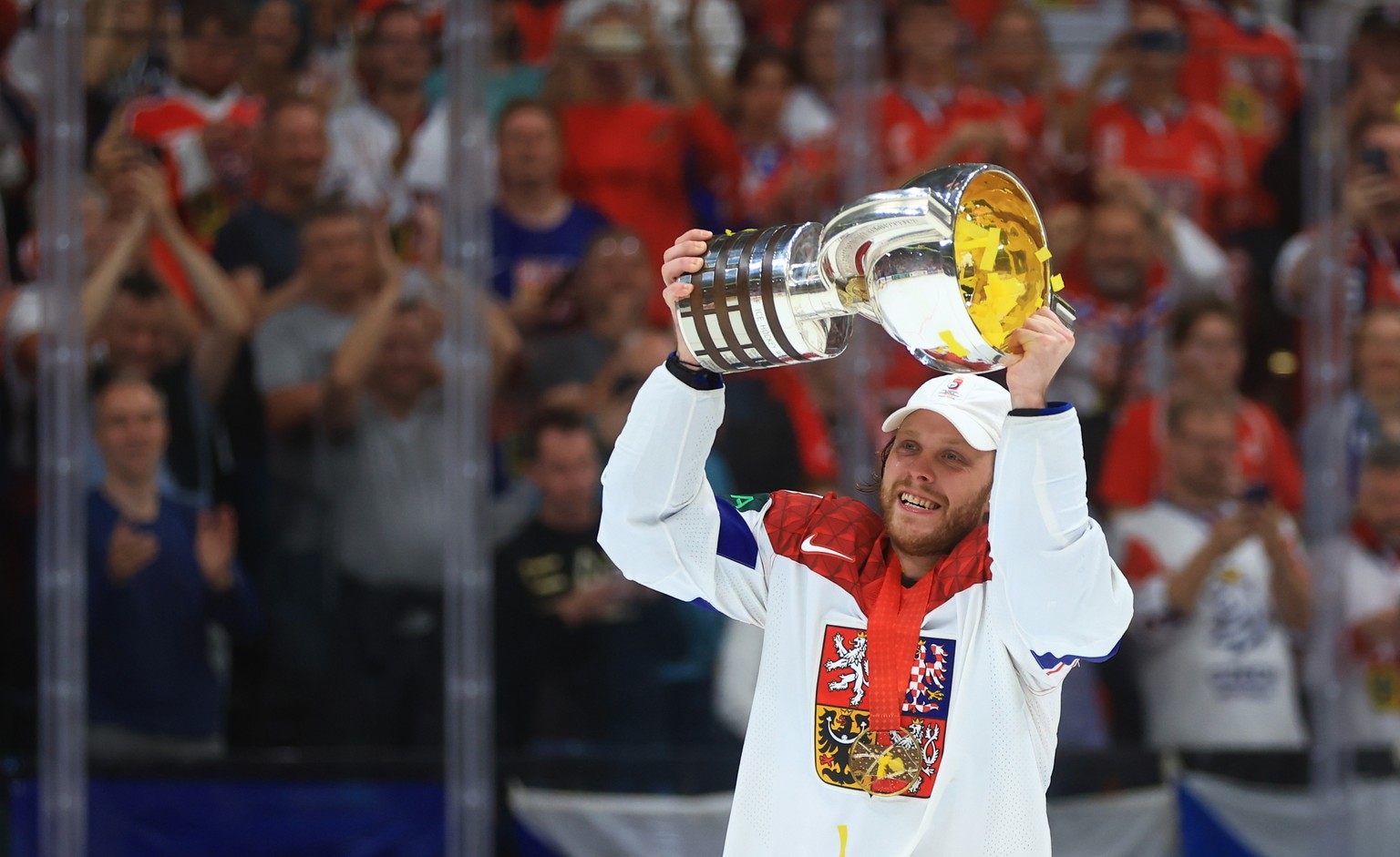 epa11372598 Czech Republic&#039;s David Pastrnak celebrates with the trophy after winning the gold medal match between Switzerland and Czech Republic at the IIHF Ice Hockey World Championship 2024 at  ...