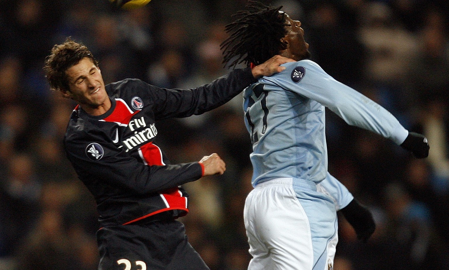 Europa League 2008: PSG-Mittelfeldspieler Jérémy Clément im Zweikampf mit City-Stürmer&nbsp;Mwaruwari Benjani.